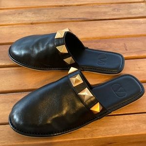 NWT Valentino Garavani Roman Stud Black Nero Leather Mules Slides Size 37.5